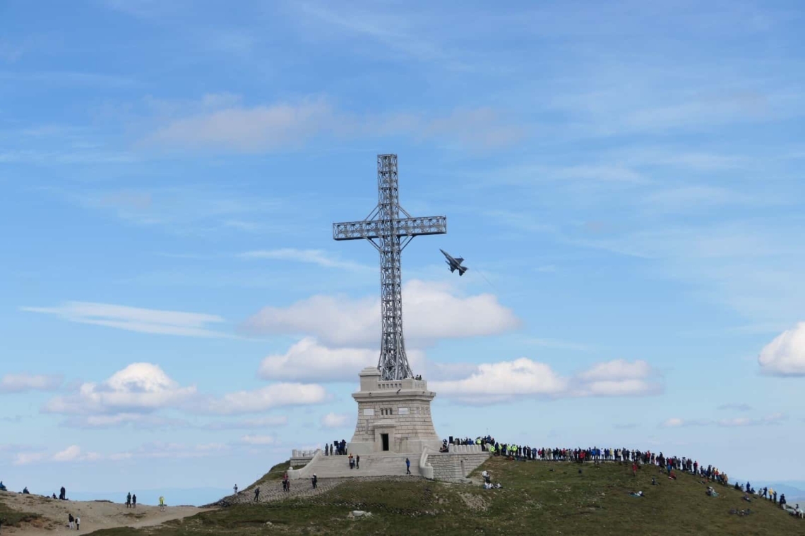 Spectacol aerian la Crucea Eroilor de pe Caraiman, de Ziua Aviației Române. Demonstrații cu F-16, Eurofighter Typhoon și Black Hawk