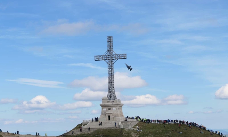 Spectacol aerian la Crucea Eroilor de pe Caraiman, de Ziua Aviației Române. Demonstrații cu F-16, Eurofighter Typhoon și Black Hawk