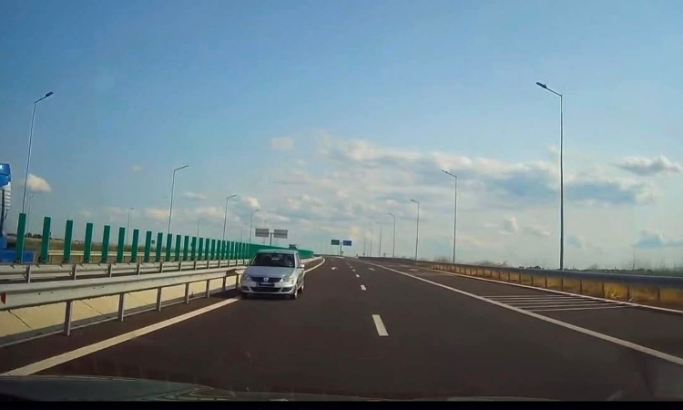 Un șofer de 77 de ani a rămas fără permis după ce a circulat pe contrasens pe autostrada A7