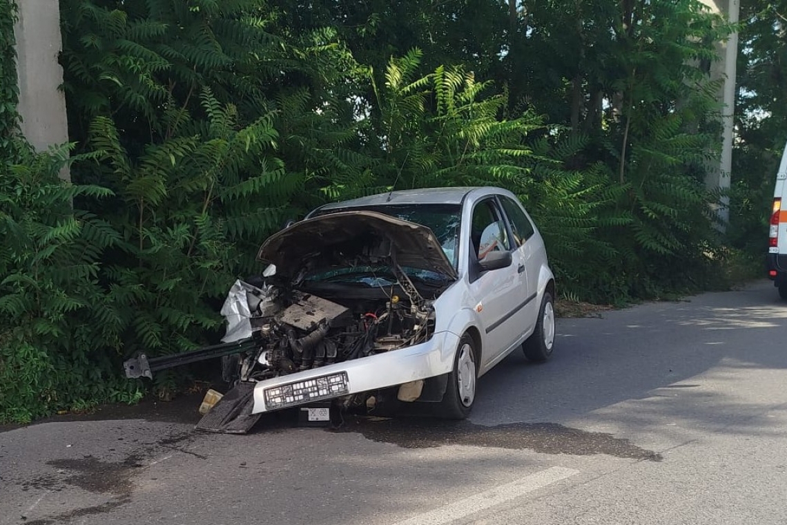 Accident în Ploiești: o femeie de 27 de ani, scoasă de pompieri din autoturism, după ce a lovit un stâlp