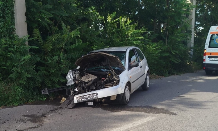 Accident în Ploiești: o femeie de 27 de ani, scoasă de pompieri din autoturism, după ce a lovit un stâlp