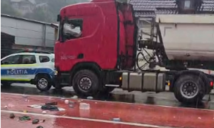 Șofer de TIR, imobilizat de polițiști la Bușteni după ce a refuzat să oprească și a avariat o autospecială a IPJ Prahova