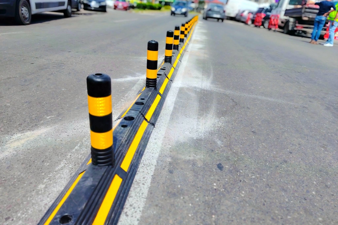 Trafic mai sigur pe strada General Vasile Milea din centrul Ploieștiului. SGU a montat separatoare de sens și stâlpișori flexibili