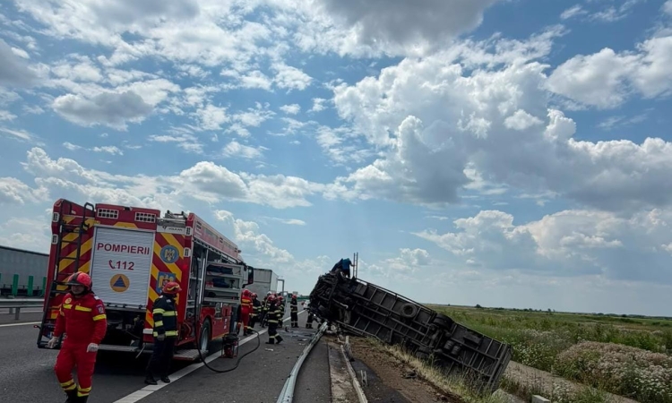 Accident pe Autostrada A7, în Prahova. Un șofer a rămas încarcerat după impactul dintre un autocamion și un autoturism