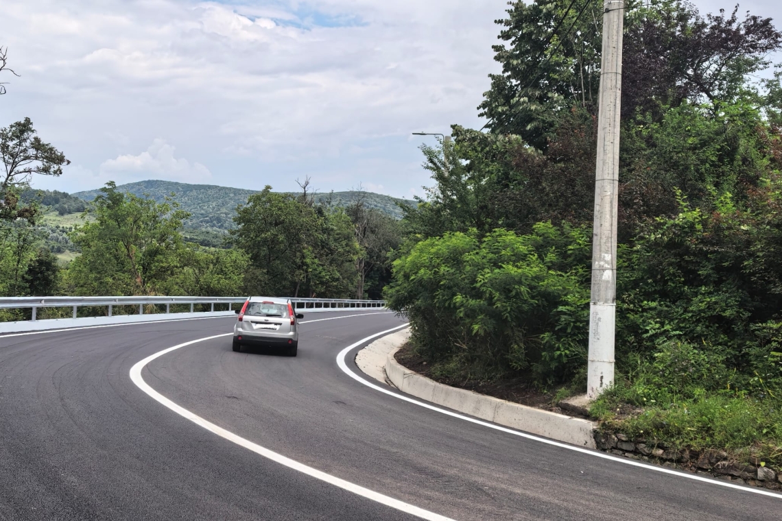 S-a redeschis circulația pe drumul de la ieșirea din Câmpina spre DN1. Intervenția la alunecarea de teren care a rupt drumul a fost gata în două luni