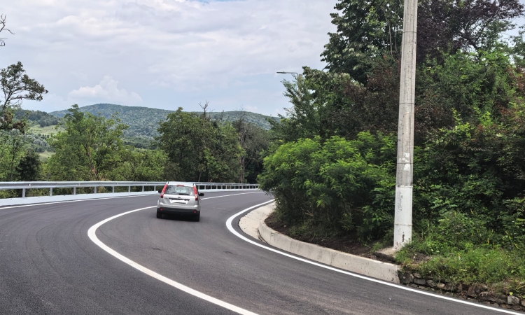 S-a redeschis circulația pe drumul de la ieșirea din Câmpina spre DN1. Intervenția la alunecarea de teren care a rupt drumul a fost gata în două luni