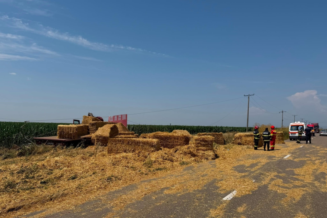 Autocamion cu baloți de paie, răsturnat la Amaru. Pompierii prahoveni intervin la fața locului