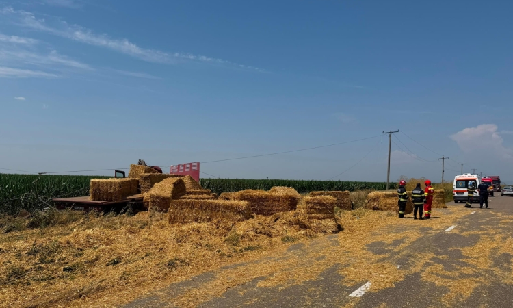Autocamion cu baloți de paie, răsturnat la Amaru. Pompierii prahoveni intervin la fața locului