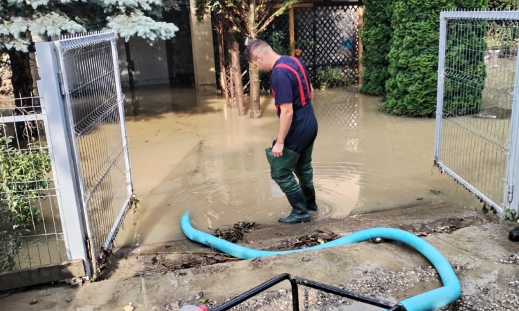 Viitura de la Bușteni: pompierii au evacuat apa din șapte gospodării. Un copac aflat în pericol de prăbușire a fost îndepărtat