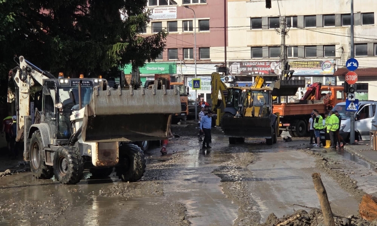 Solidaritate pe Valea Prahovei! Sinaia a trimis utilaje și echipe în sprijinul Bușteniului, afectat de viituri