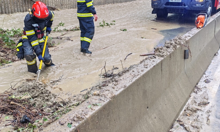 Trafic restricționat pe DN1, din cauza acumulărilor de apă pe carosabil în zona Văii Prahovei. Pompierii intervin în Comarnic
