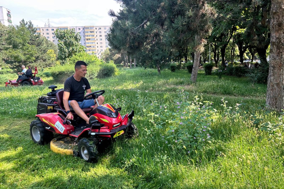SGU Ploiești accelerează întreținerea spațiilor verzi de pe domeniul public cu utilaje de ultimă generație
