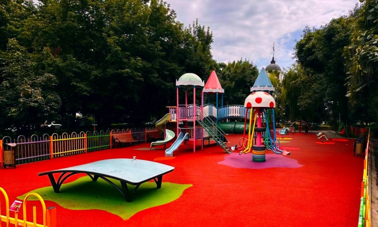 Locul de joacă din Parcul Aurora Vest, pregătit pentru redeschidere. SGU Ploiești va continua modernizarea locurilor de joacă în Malu Roșu