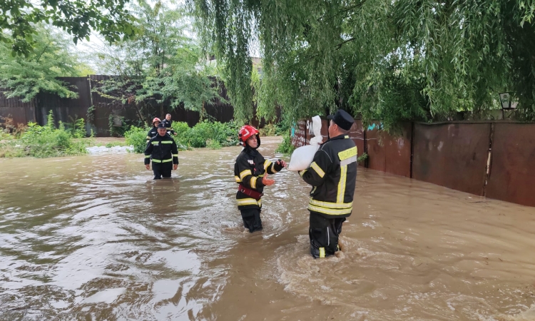 Pârâul Dâmbu s-a revărsat și a inundat zona străzii Lăutari. Pompierii intervin cu saci de nisip și motopompe