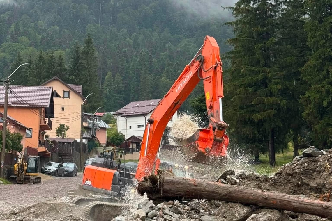 Hidro Prahova intervine în continuare la Bușteni, după fenomenele hidrometeorologice extreme. Situația este monitorizată în mai multe localități