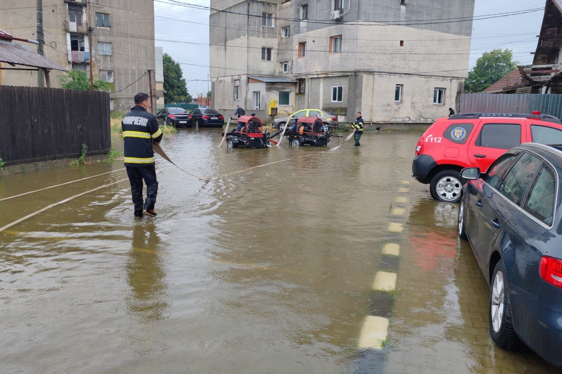 Zeci de garsoniere de la parterul unor blocuri din Bucov, inundate. Pompierii intervin cu motopompe