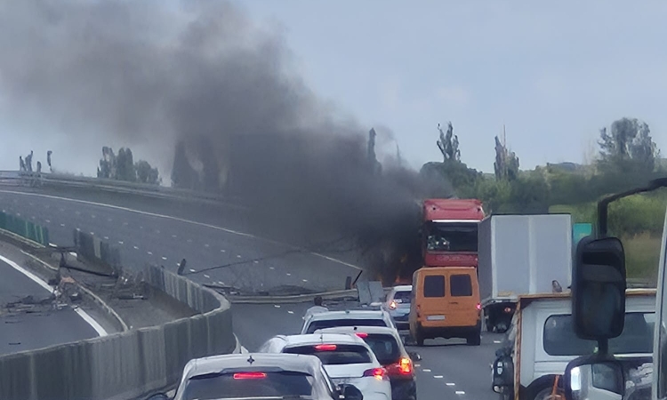 Camion în flăcări pe A3 București-Ploiești. Sensul spre Ploiești - blocat