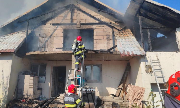 Incendiu la o locuință din Ghighiu. O persoană a suferit un atac de panică