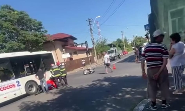 Motociclist de 22 de ani, rănit într-un accident cu un autobuz TCE, în Ploiești