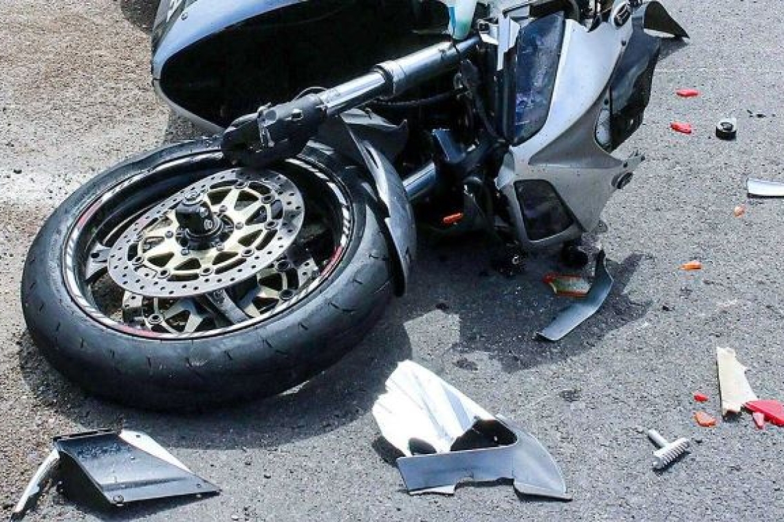Accident pe DJ 101I, în Blejoi. Un motociclist de 18 ani a ajuns la spital după o coliziune cu un autoturism
