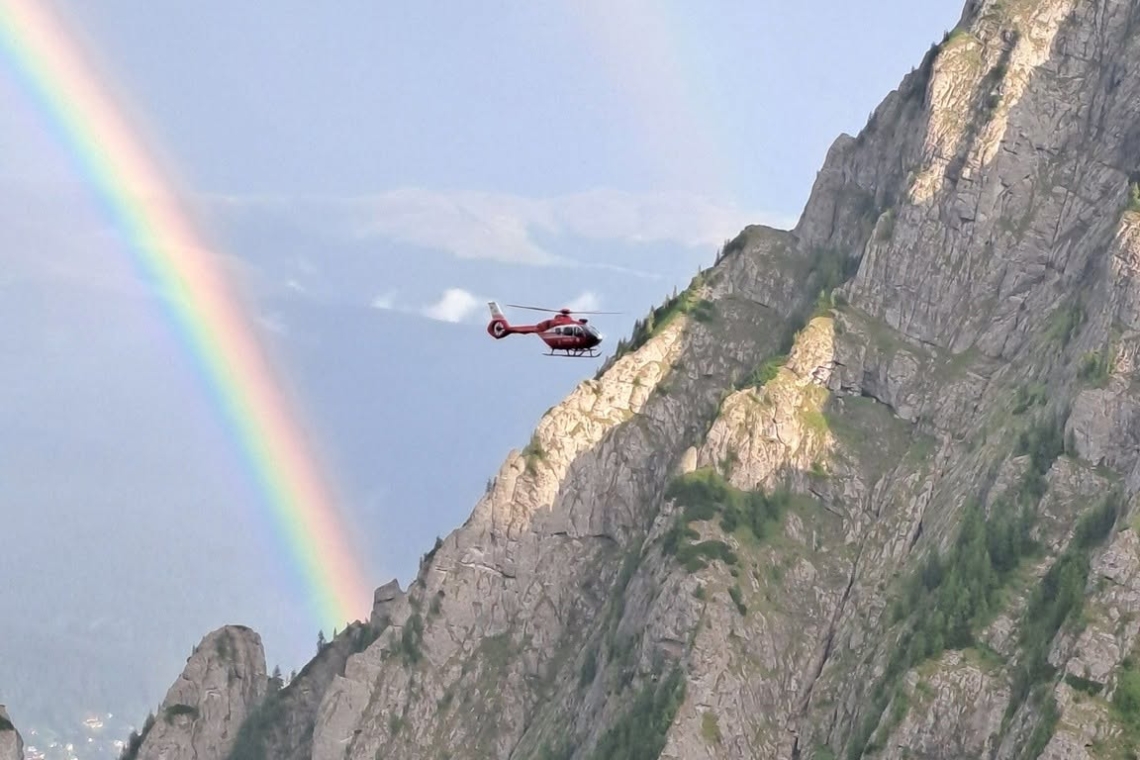 Salvare spectaculoasă în Bucegi: doi alpiniști germani, recuperați de salvamontiștii prahoveni, cu elicopterul, din Peretele Văii Albe. A fost o operațiune în premieră în România