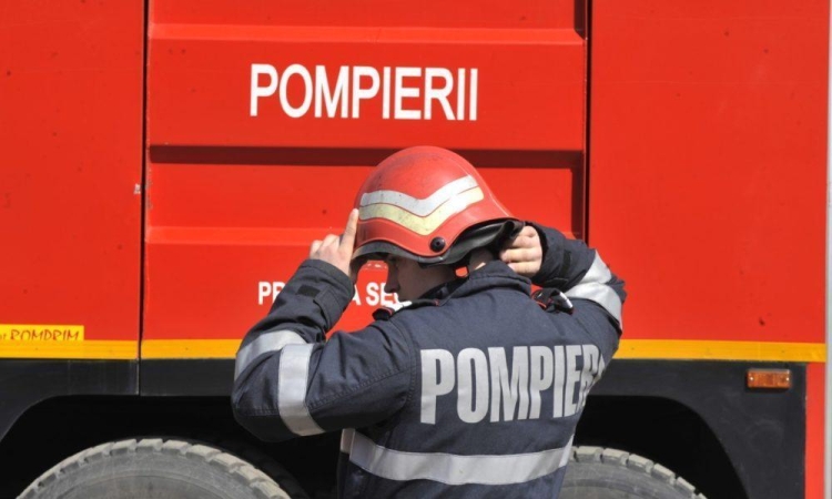 UPDATE | Casă cuprinsă de flăcări, în comuna Râfov. O persoană a suferit arsuri