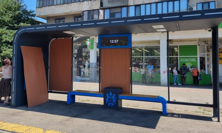 Noua stație TCE din Bariera București, vandalizată. Consilierul local Mihai Apostolache cere explicații: „Cine monitorizează aceste stații de zeci de mii de euro?”