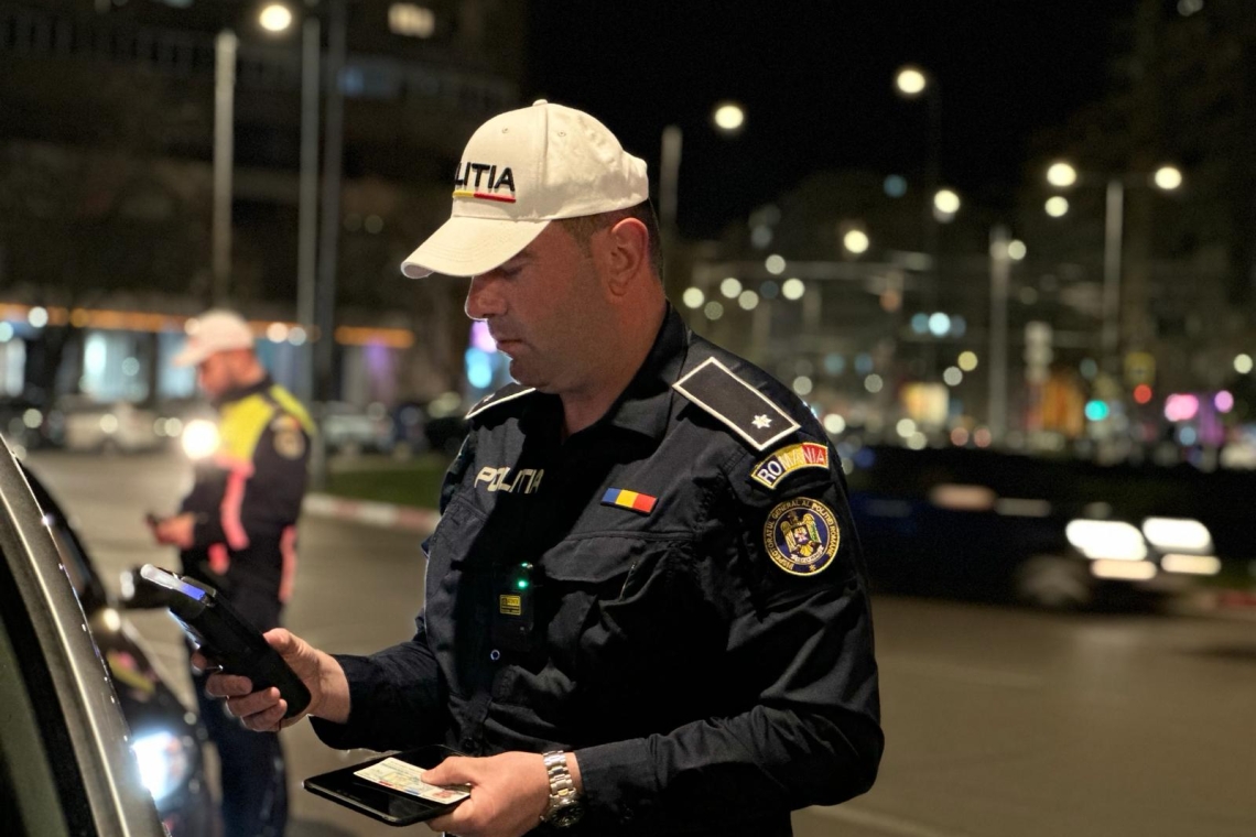 Doi bărbați, prinși în Prahova cu alcoolemii uriașe: unul s-a izbit cu ATV-ul de o mașină, altul a intrat cu autoturismul într-un sens giratoriu