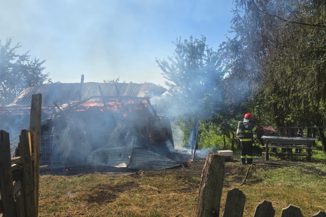 Incendiu la o locuință din Breaza. Pompierii au intervenit pentru a împiedica extinderea flăcărilor