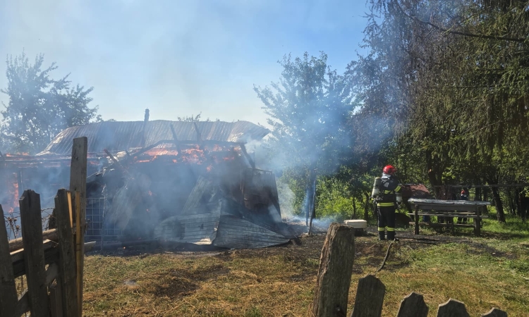 Incendiu la o locuință din Breaza. Pompierii au intervenit pentru a împiedica extinderea flăcărilor