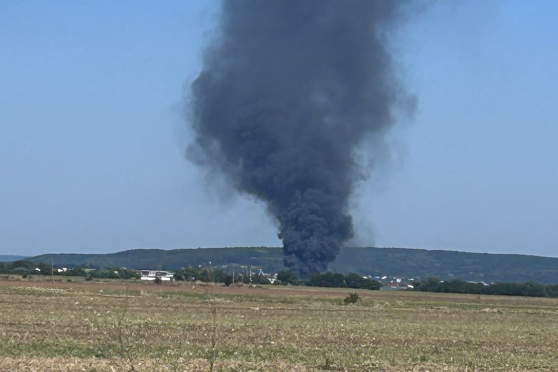 Incendiu puternic în Băicoi. Arde o hală de depozitare deșeuri din plastic