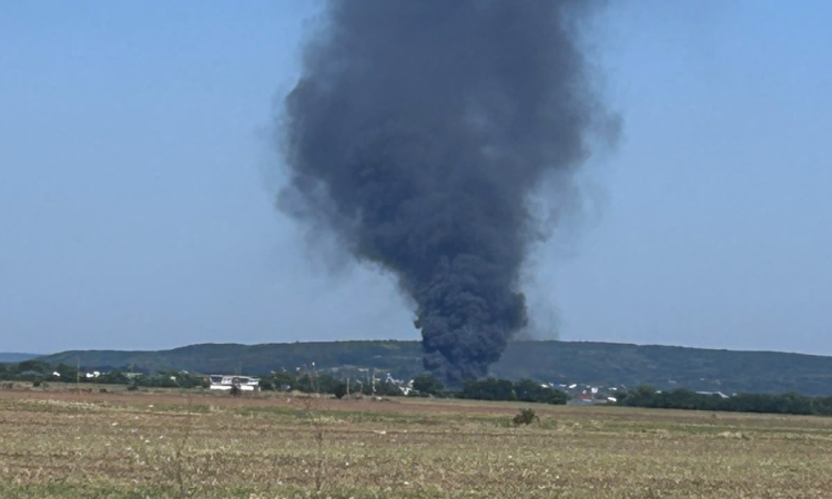 Incendiu puternic în Băicoi. Arde o hală de depozitare deșeuri din plastic