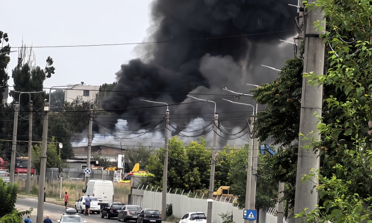UPDATE | Incendiu de proporții în Ploiești, vizavi de Rafinăria Lukoil 