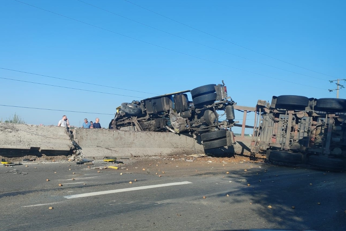 UPDATE | Un autocamion s-a răsturnat la ieșirea din Ploiești spre Câmpina. Trafic blocat