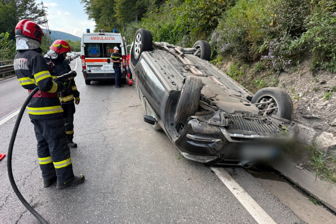 Un al doilea autoturism s-a răsturnat, astăzi, pe DN1, în zona Comarnic, la Posada