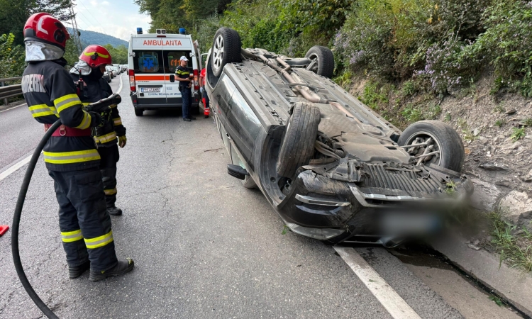 Un al doilea autoturism s-a răsturnat, astăzi, pe DN1, în zona Comarnic, la Posada