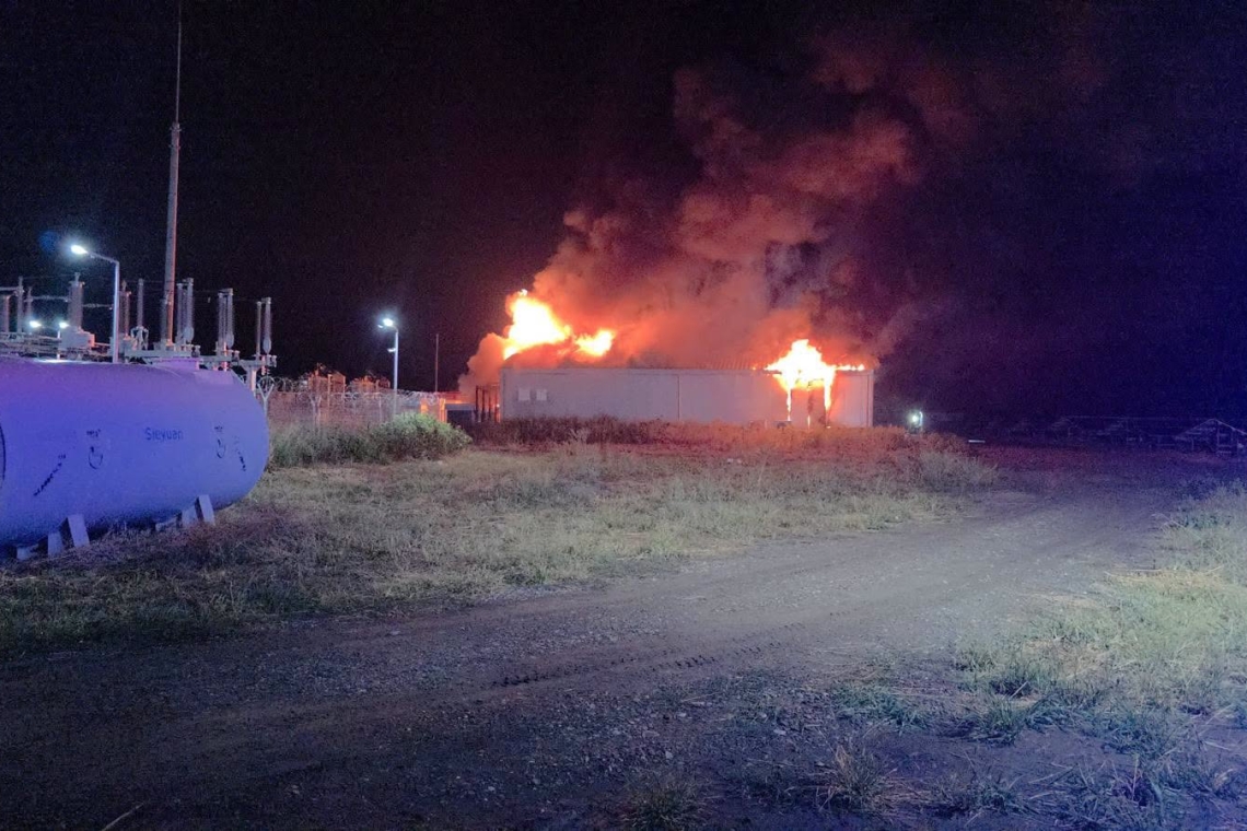 Pompierii din Prahova, chemați în sprijinul colegilor din Buzău. Incendiu de amploare la o hală cu baterii pentru stocarea energiei