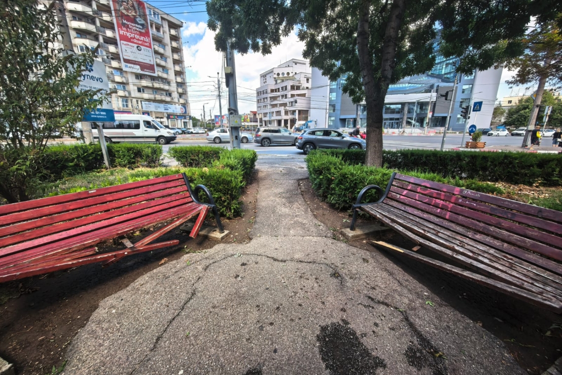 Două bănci rupte de vandali, aproape de centrul Ploieștiului. Pentru unii, distrugerea pare să fie sport național