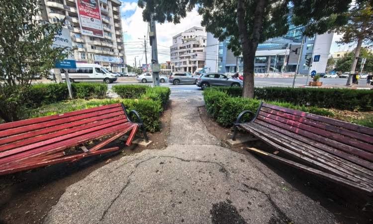 Două bănci rupte de vandali, aproape de centrul Ploieștiului. Pentru unii, distrugerea pare să fie sport național