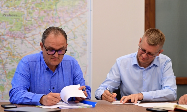 Peste 36 de kilometri de drum județean, de la Potigrafu la Fulga, intră în modernizare. Președintele CJ, Virgil Nanu, a semnat contractul
