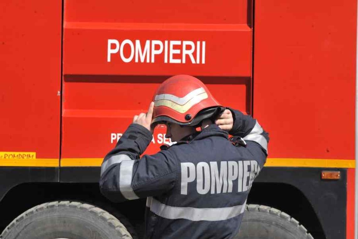 Incendiu într-un magazin de la parterul unui bloc din Ploiești, pe strada Bănești