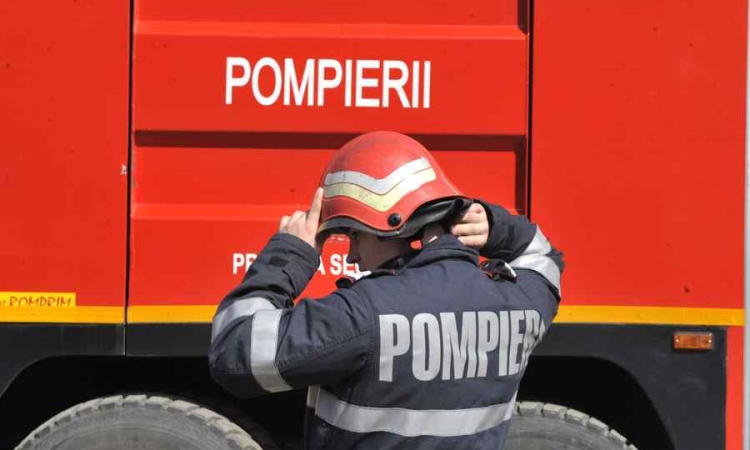 Incendiu într-un magazin de la parterul unui bloc din Ploiești, pe strada Bănești