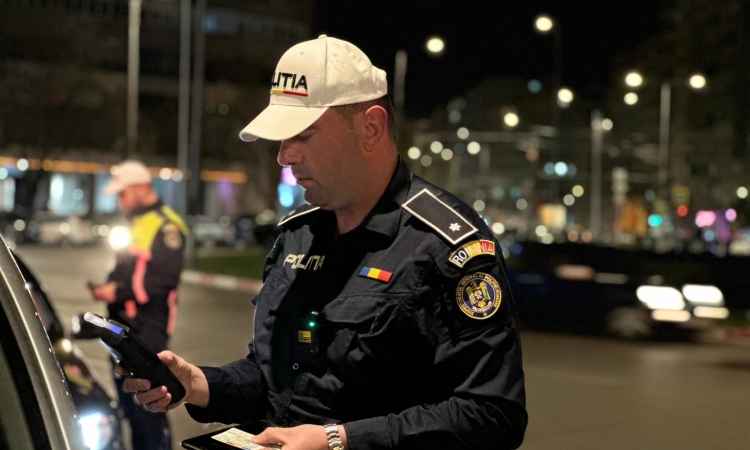 Doi tineri fără permis de conducere, prinși la volan noaptea trecută, în Ploiești și Bărcănești