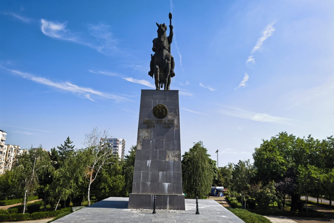 Statuia lui Mihai Viteazul din Ploiești, din nou victima nepăsării! Plăci sparte și căzute la baza monumentului, sigiliul tricolor a dispărut