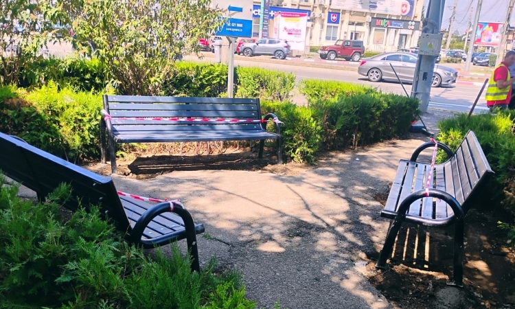 SGU a înlocuit băncile vandalizate din centrul Ploieștiului, în urma semnalului nostru