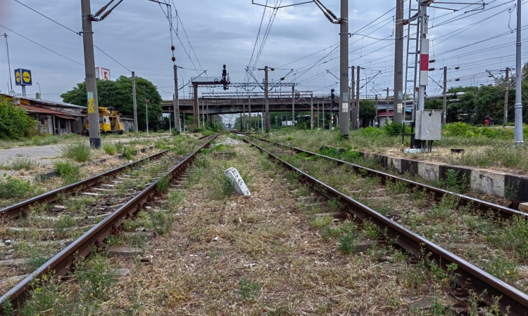 Bătălie între nouă ofertanți pentru modernizarea căii ferate Ploiești Triaj – Valea Călugărească. Contract de aproape 286 de milioane de lei fără TVA