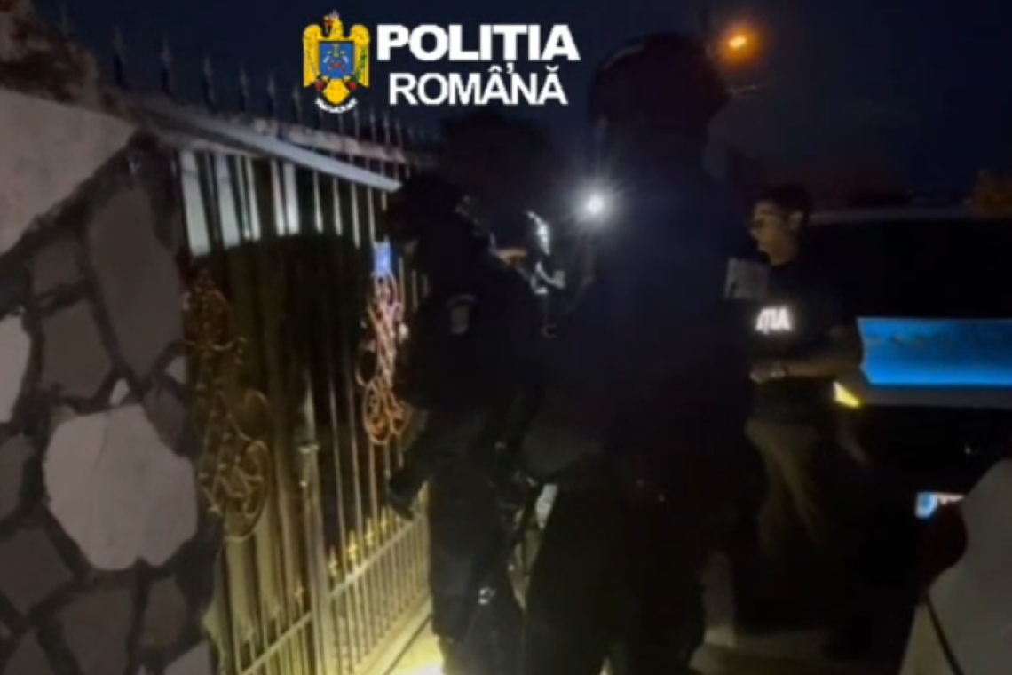 Percheziții în forță cu ”mascații”, la Urlați, după un atac violent. Mașina unei femei, distrusă, iar un bărbat, bătut