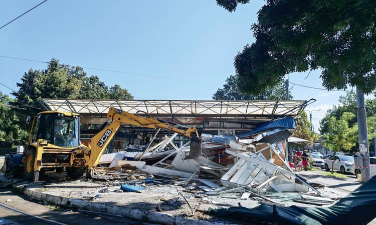 Toate chioșcurile de la Piața Sud a Ploieștiului au fost demolate. SGU anunță că lucrările sunt în grafic