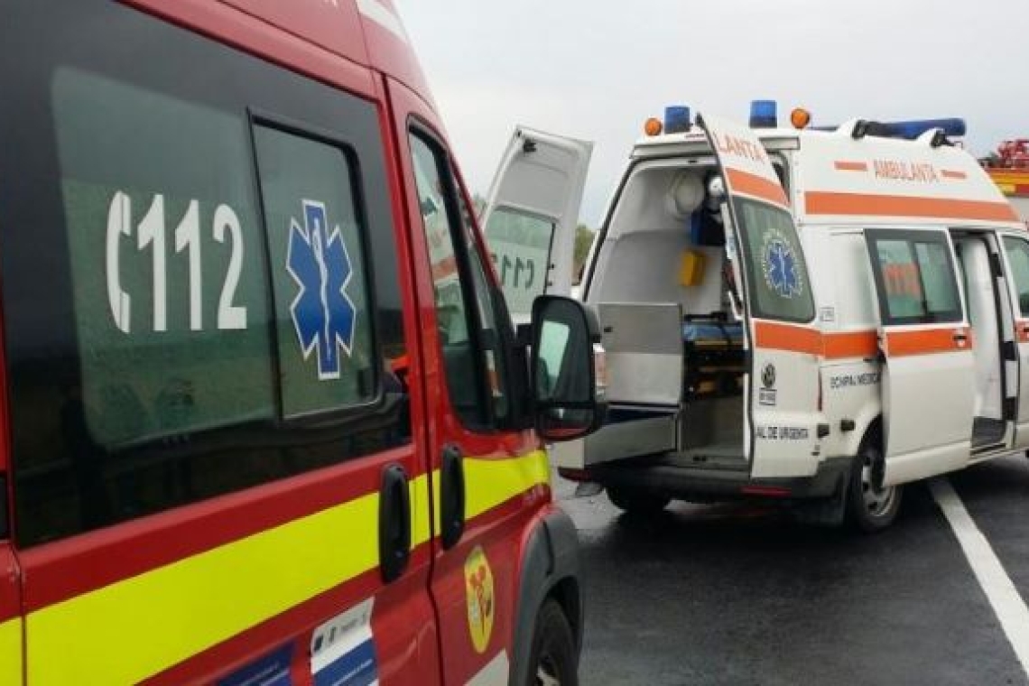 Trei minori și un adult, transportați la spital după ce au fost implicați într-un accident rutier, pe raza comunei Râfov