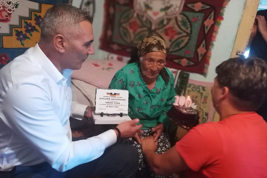 Tanti Lenuța din comuna prahoveană Bătrâni, sărbătorită de întreaga comunitate, la împlinirea unui secol de viață!